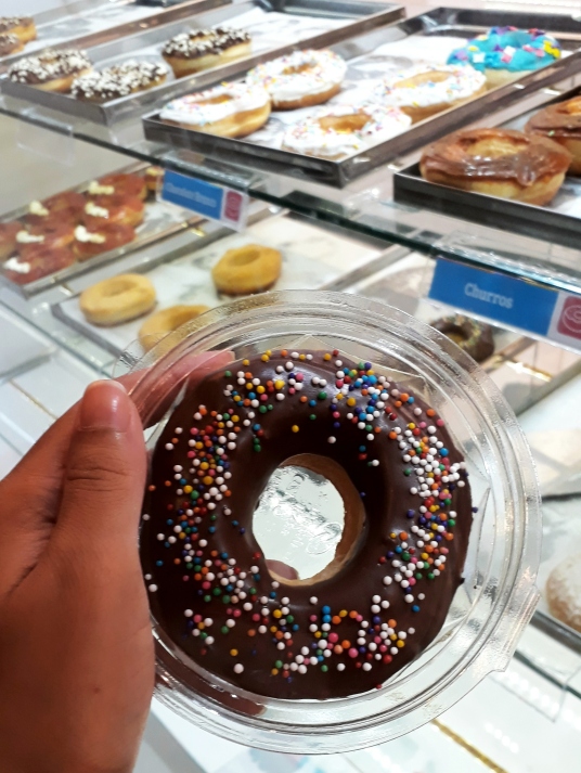 Donut com cobertura de chocolate meio amargo da Dream Donuts.